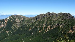 阿弥陀岳より望む硫黄岳(左)と横岳(右)