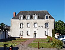 Photographie en couleurs d'un bâtiment à étage avec mention « MAIRIE » sur la façade.