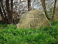 Vorderansicht des Wanderblockteilstücks mit Wappen der Herren von Heimbruch am Nordwestrand von Klein-Leversen, Am Mergelberg; seit dem 10. Juni 1955 Naturdenkmal