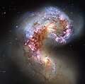 Les galaxies des Antennes, une paire de galaxies en interaction allant probablement fusionner dans 400 millions d'années[42].