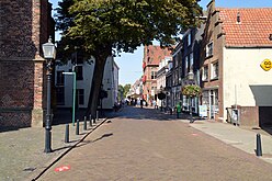 Kerkstraat mei op eftergrûn de Waach en Martinytsjerke