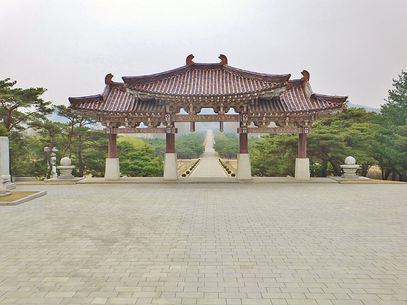 File:King Tongmyong's Mausoleum Gate 02.jpg