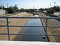 Certains fossés de drainage sont étanches et ont un profil évasé leur permettant théoriquement d'absorber ou « tamponner » une crue brutale, le temps que les pompages électriques envoient l'eau à la mer (Collecteur de drainage, Nouvelle-Orléans).