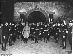 O Reichsführer Heinrich Himmler em uma cerimônia cercado por homens da Allgemeine SS.