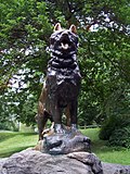 La statue de Balto, située à Central Park, à New York. Le monument est la dernière image du film.