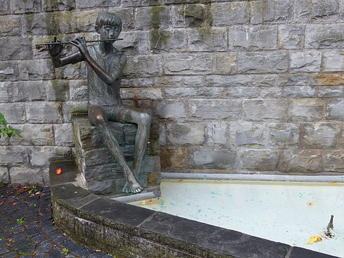 Brunnen mit Flötenspieler, Standort: Kirchenstraße in Meersburg, Deutschland