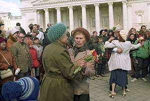 English: War veterans' reunion on Theater Square Русский: Встреча ветеранов на Театральной площади в День Победы