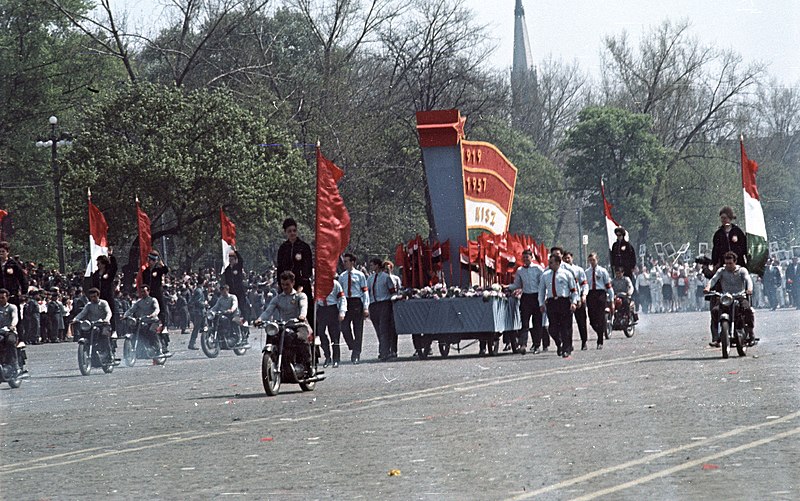 File:Ötvenhatosok tere (Felvonulási tér), május 1-i felvonulás. Fortepan 50671.jpg