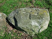 Wanderblockteilstück mit eingehauenem Kreuz, nordwestlich von Klein-Leversen an der Straße Barkendicke; seit dem 10. Juni 1955 Naturdenkmal