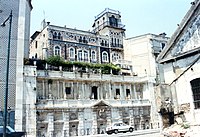 Lo Chafariz d'El-Rei (Fontana del Re) in Rua Cais de Santarém, sovrastato dal Palacete do Chafariz d'El-Rei in stile neomoresco.