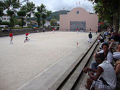 Lo fronton cap ont se dirigís lo servici de la pelòta.