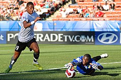 L'avant centre autrichien Rubin Okotie essaie de marquer un but face au gardien congolais Destin Onka lors de la coupe du monde FIFA des moins de 20 ans. Onka a finalement pu bloquer le ballon. Photo prise dans le Commonwealth Stadium, à Edmonton, dans l'Alberta (Canada). Une belle photo, superbement cadrée, qui a bien mérité d'être photo du jour sur Commons.