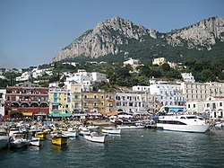 Daungan ng Capri (Marina Grande) at aplaya