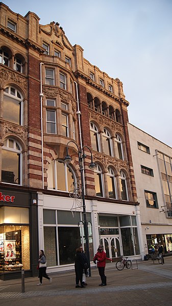 File:Former GAP, Briggate, Leeds (1st December 2017).jpg