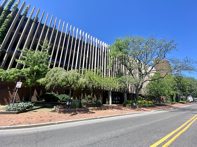 File:Great Neck Plaza Village Hall and Parking Garage, Great Neck Plaza, Long Island, New York June 17, 2021.jpg