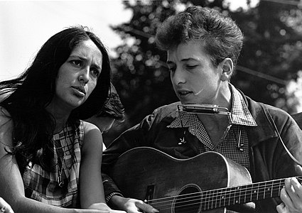 Joan Baez (sol) ve Bob Dylan (sağ), Washington'da düzenlenen İş ve Özgürlük İçin Washington'a Yürüyüş eylemine katıldığında (28 Ağustos 1963). (Üreten: U.S. Information Agency. Press and Publications Service)