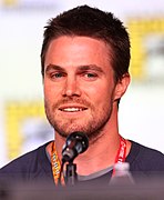 Stephen Amell interprète Oliver Queen / Green Arrow.