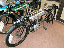 Norton-Peugeot uit 1907 met het oude logo op de tank