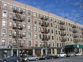 Budynek mieszkalny tzw. rowhouse stojący się przy ulicy 135th Street, wzniesiony został dla afroamerykańskiej ludności w latach trzydziestych