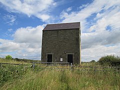 Isolated pump house - geograph.org.uk - 4076710.jpg