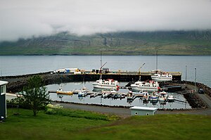 Der Hafen des Ortes Stöðvarfjörður