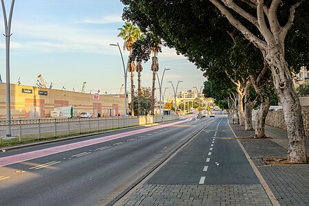 שדרות ז'בוטינסקי – משמאל, מרכז סטאר סנטר