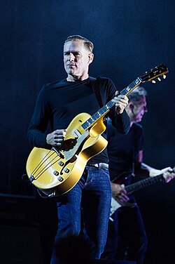 Bryan Adams soittamassa vuonna 2013.