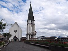 Foto einer Kirche, mit einem freistehenden Kirchturm