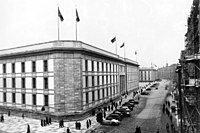 La Nova Cancelleria del Reich fotografiada a la cruïlla dels carrers Hermann-Göring-Straße (ara Ebertstraße) i Voßstraße el 1939.