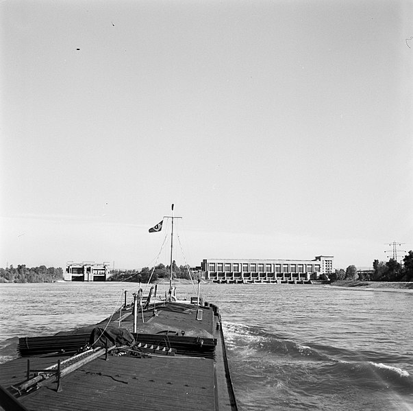 File:Damco 230 bij de sluizen en waterkrachtcentrale in het Grand Canal d'Alsace bij…, Bestanddeelnr 254-1228.jpg