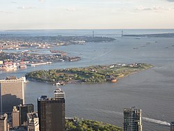 Governors Island látképe a One World Trade Centerből 2017-ben