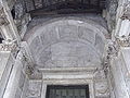 Panteoni sissekäik Roomas ukse kohal oleva ümara väljaga