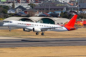 Ein SpaceJet M90 bei der Landung in Nagoya