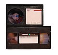 Betacam (üstte) ve VHS (altta) kasetleri