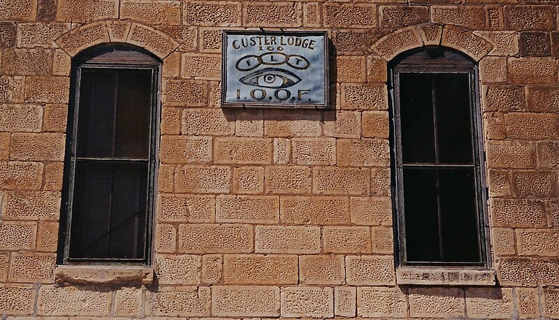 File:Custer Lodge Closeup of upstairs.jpg