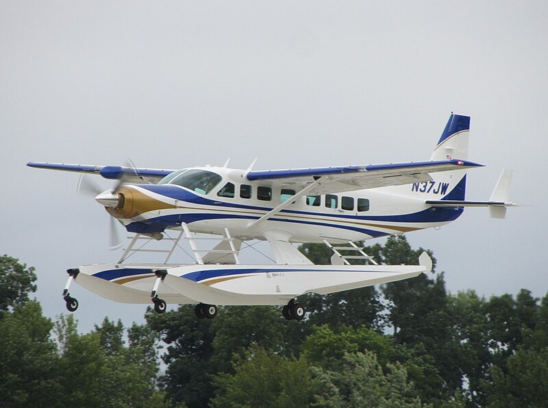 File:Cessna208-Amphibious-Floats-Landing.jpg