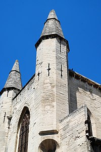 Le sommet de la façade occidentale vu de la rue de Montolivet.