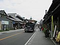 蔵造りの町並みが残る川越一番街商店街を走る「小江戸観光バス」