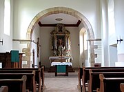 Vue intérieure de la nef vers le chœur et la chaire.