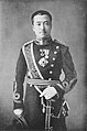 陸軍歩兵大尉（袖章が細線3条）。東久邇宮稔彦王