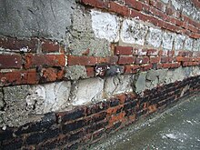 Mur de rouges barres détérioré