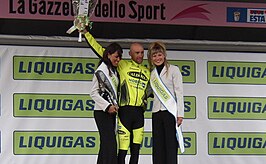 Stefano Garzelli na een etappezege in de Ronde van Italië 2004