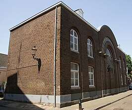 De synagoge op de hoek van de Capucijnengang (links) en de Bogaardenstraat