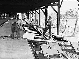 Ice blocks (also called "cakes") are manually placed into reefers from a covered icing dock. Each block weighed between 200 and 400 pounds (91 and 181 kg). Crushed ice was typically used for meat cars.