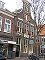 De Gekroonde Byenkorf op de hoek van Kamp en Coninckstraat (rijksmonument)