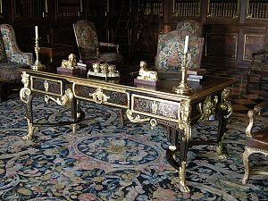 Escritorio de ébano de André-Charles Boulle, con figuras de mujeres de bronce dorado en las esquinas (Castillo de Vaux-le-Vicomte)