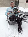 Barry Karr leyendo una edición del Skeptical Inquirer en Amherst Headquarters 2014