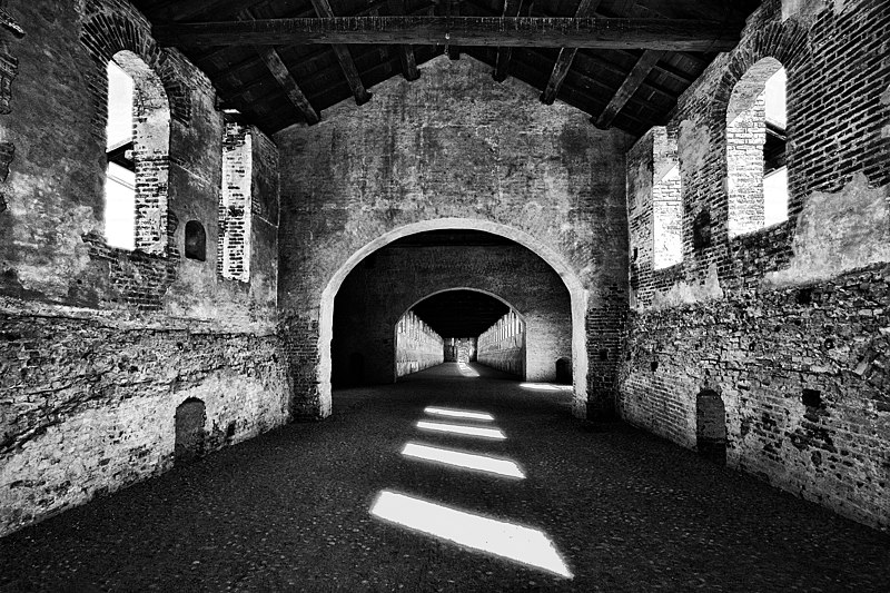 File:Castello Sforzesco con ombre - Vigevano.jpg