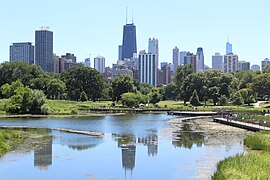 Vue depuis le plan d'eau du zoo de Lincoln Park.