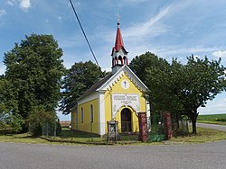 Kaple se hřbitovem na rozcestí, směr Skrochovice a Loděnice (doprava)